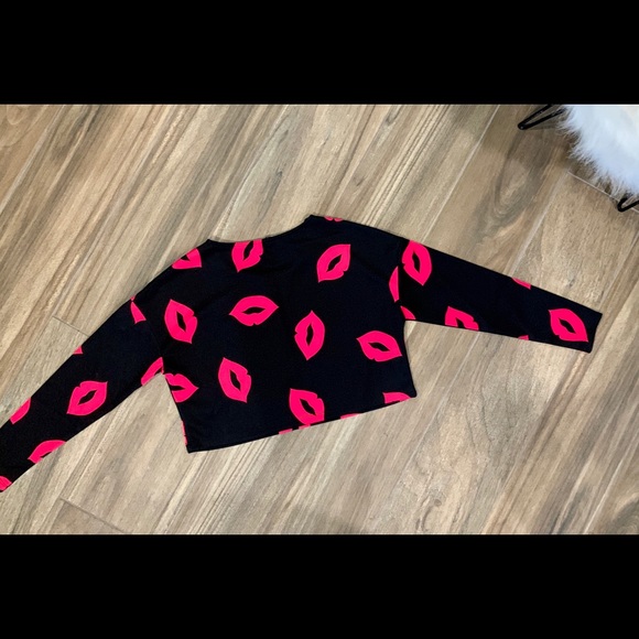 Black Crop Top with Hot Pink Lips 👄 - Picture 1 of 6